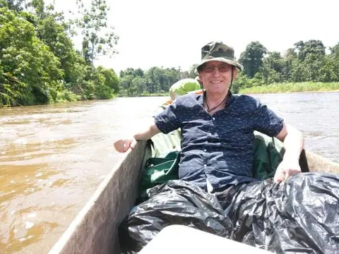 08 Arjen Lock traveling to Kambriap to open new building