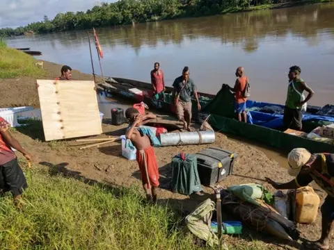 07  Loading the canoes for Kambriap trip